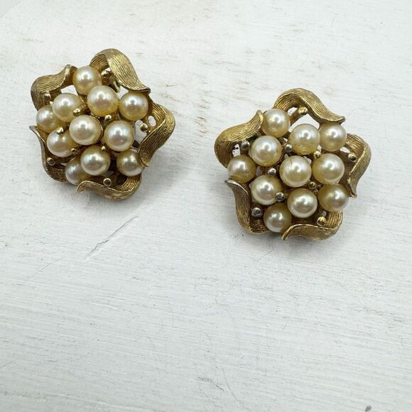 Panetta Pearl Cluster Flower Clip On Earrings Retro Mid Century Gold Tone Signed - Picture 4 of 9